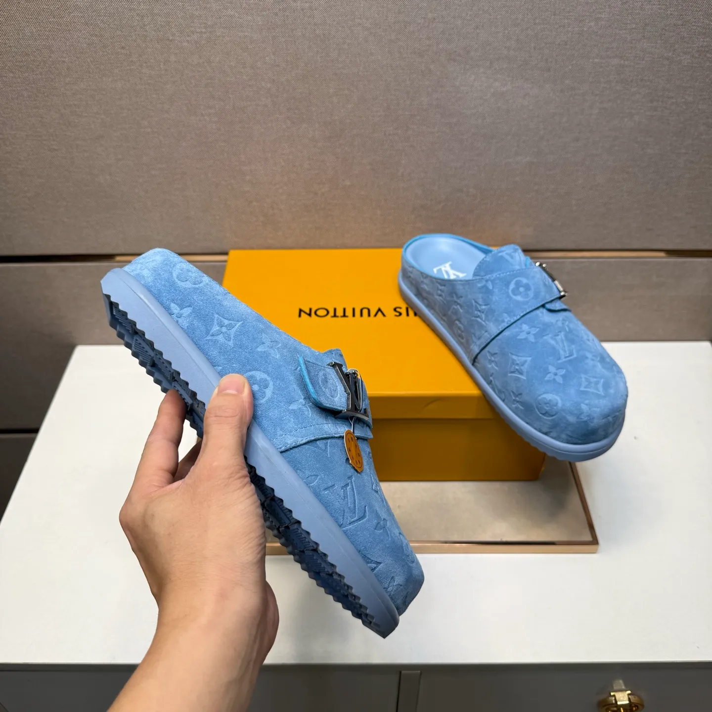 Men's men's shoes 💰pp540 [LV～] Men's casual half slippers 2025z cabinet sales simultaneously 🔶Size: 39-44 #️⃣ 🔷4 colors🔜The upper is made of multi-material splicing ➕Genuine leather lining, comfortable and breathable, sole: original comfortable and wear-resistant outsole, ⚠️Real thing📱Photographed🎬The real thing is better📢📢📢